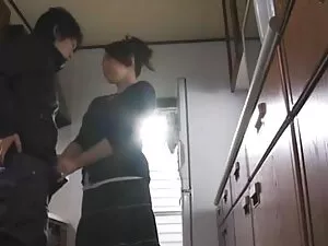 Treo trên trần nhà v ...