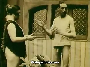 Cô gái tóc vàng cho  ...