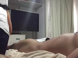 Hai người đàn ông tr ...